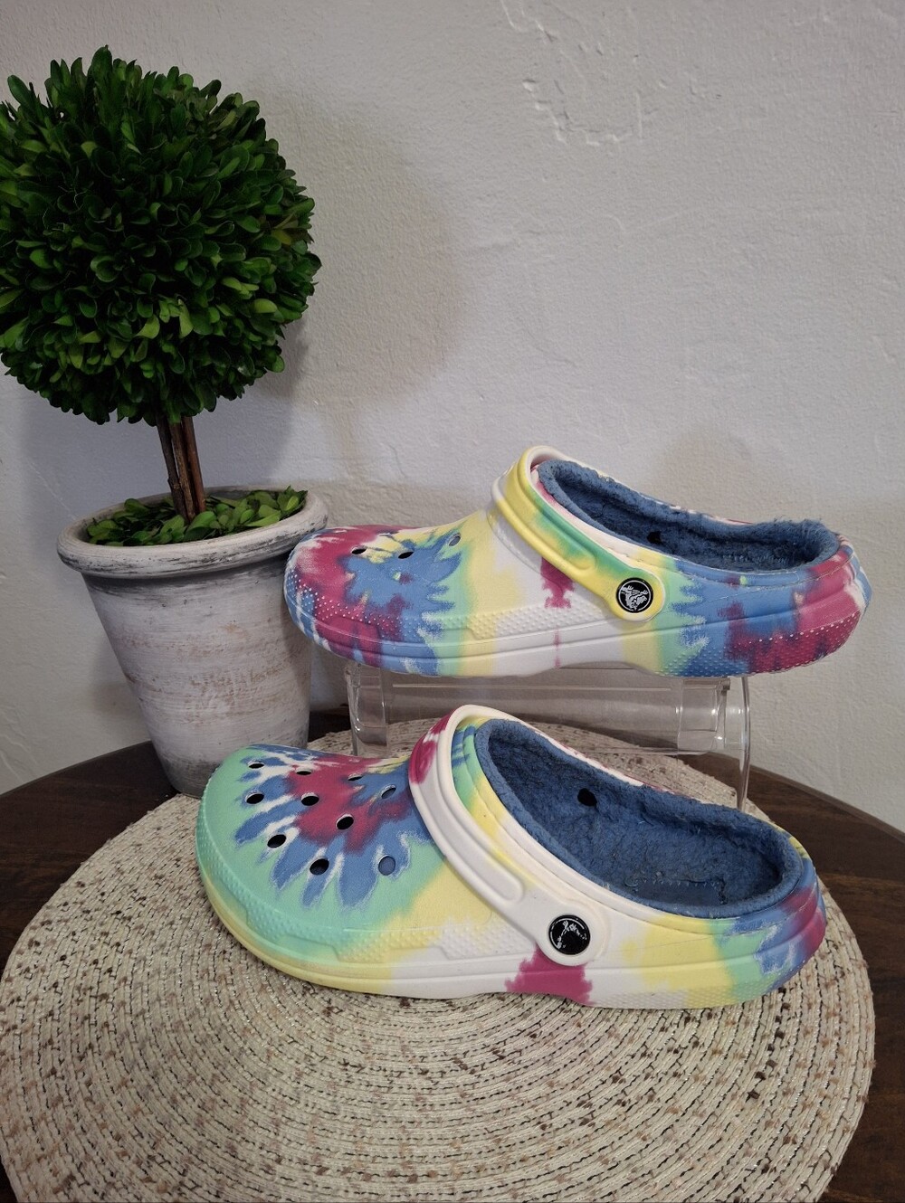 Unisex Crocs Tie-Dye Fuzzy-Lined- Multicolor Size M8/W10.